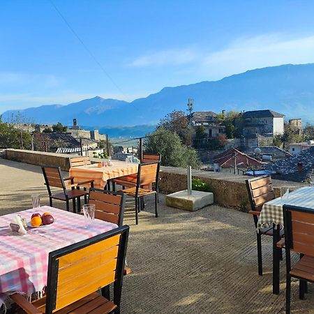 Guri Guesthouse Gjirokaster Bagian luar foto