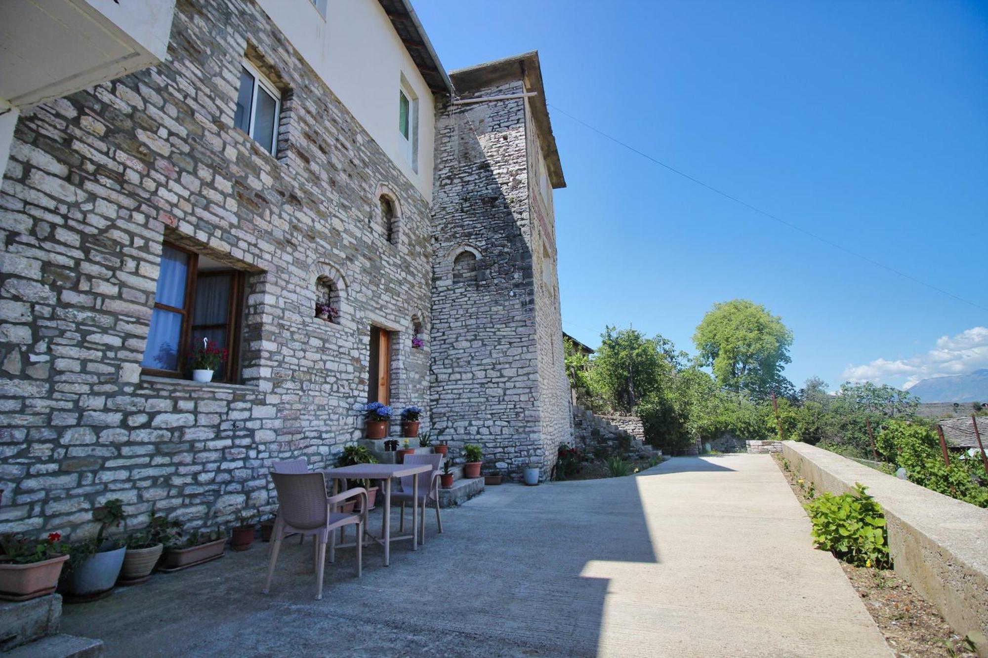 Guri Guesthouse Gjirokaster Bagian luar foto