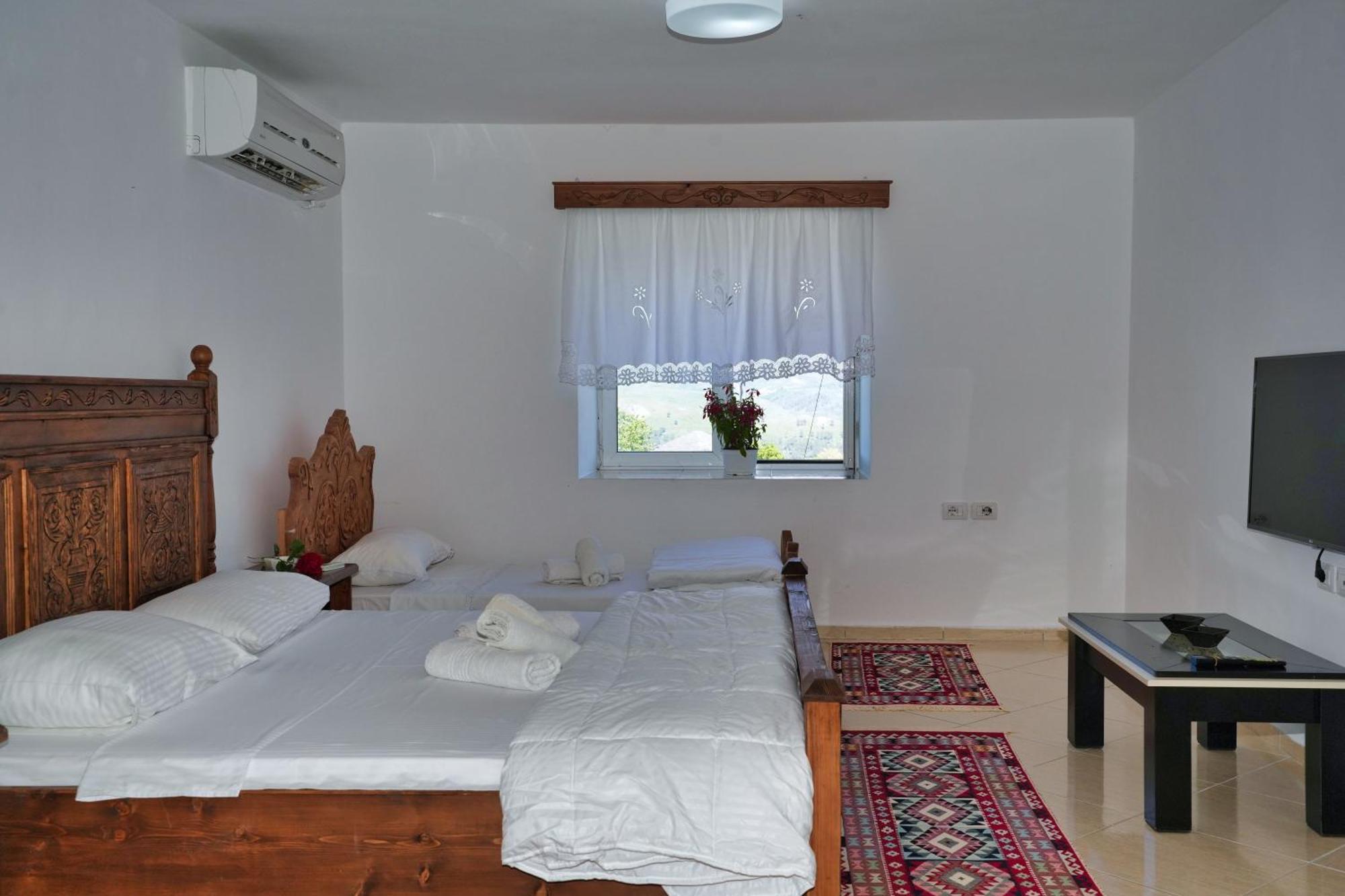 Guri Guesthouse Gjirokaster Bagian luar foto