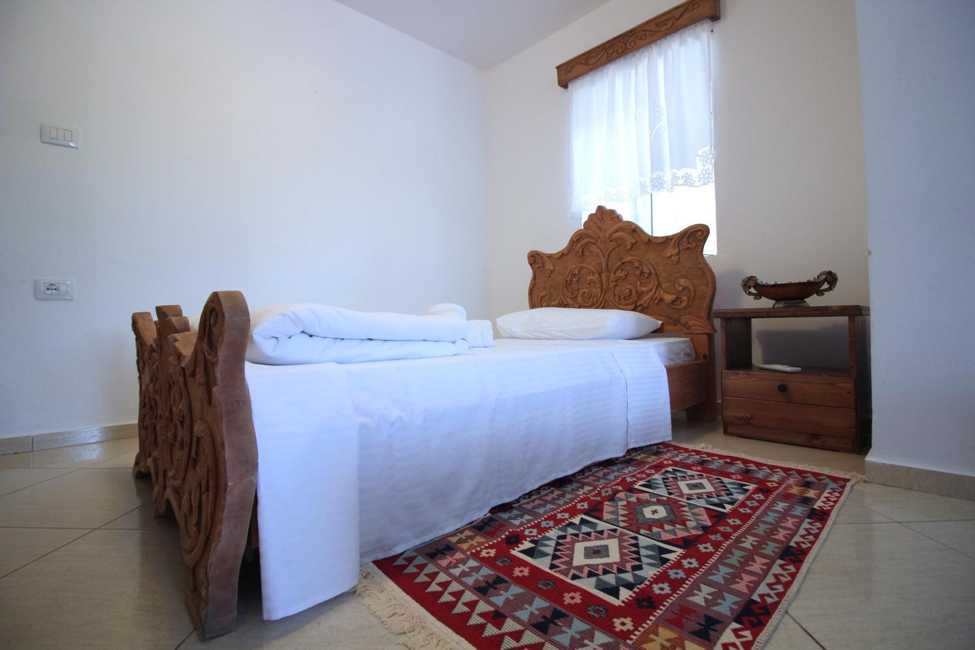 Guri Guesthouse Gjirokaster Bagian luar foto