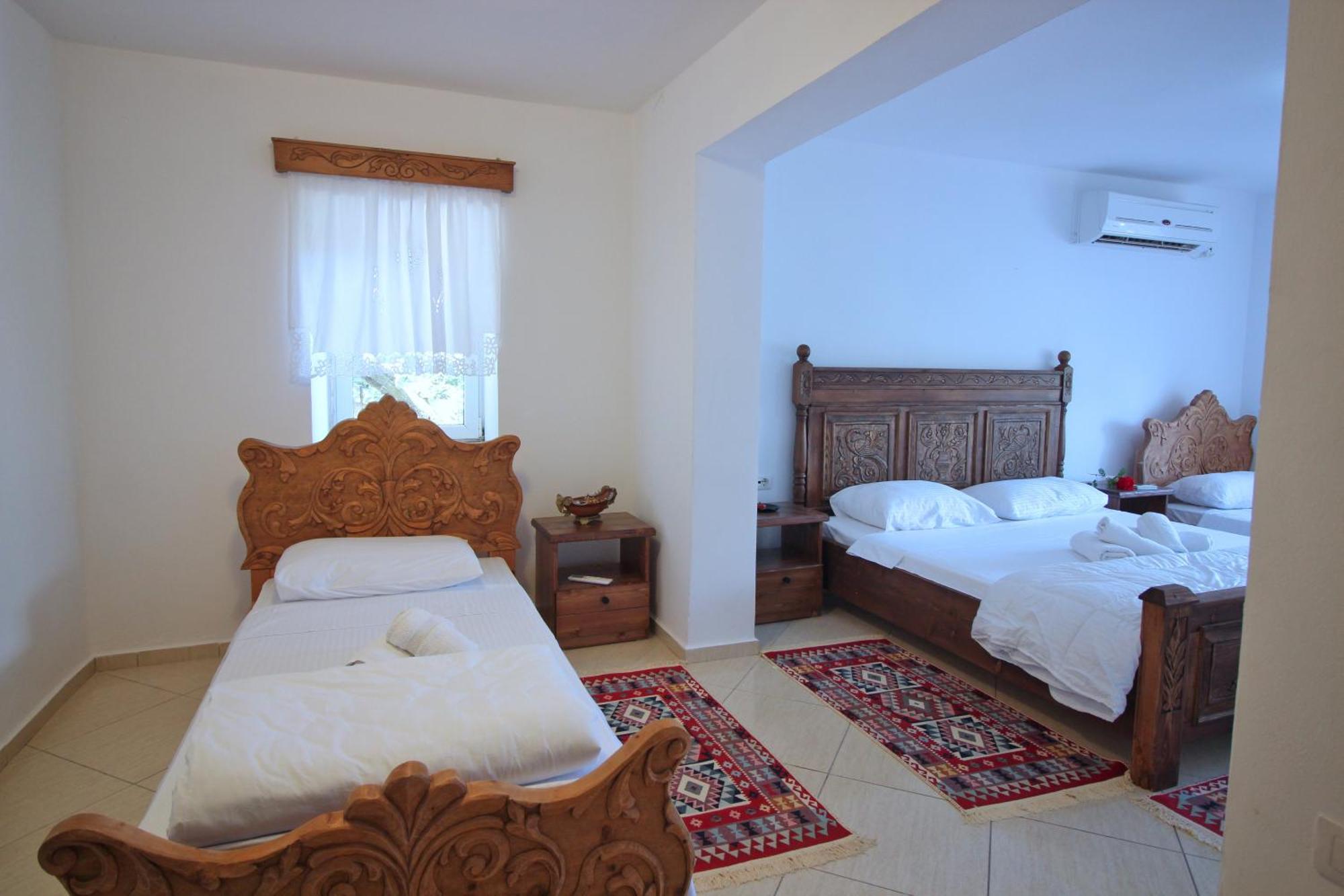 Guri Guesthouse Gjirokaster Bagian luar foto