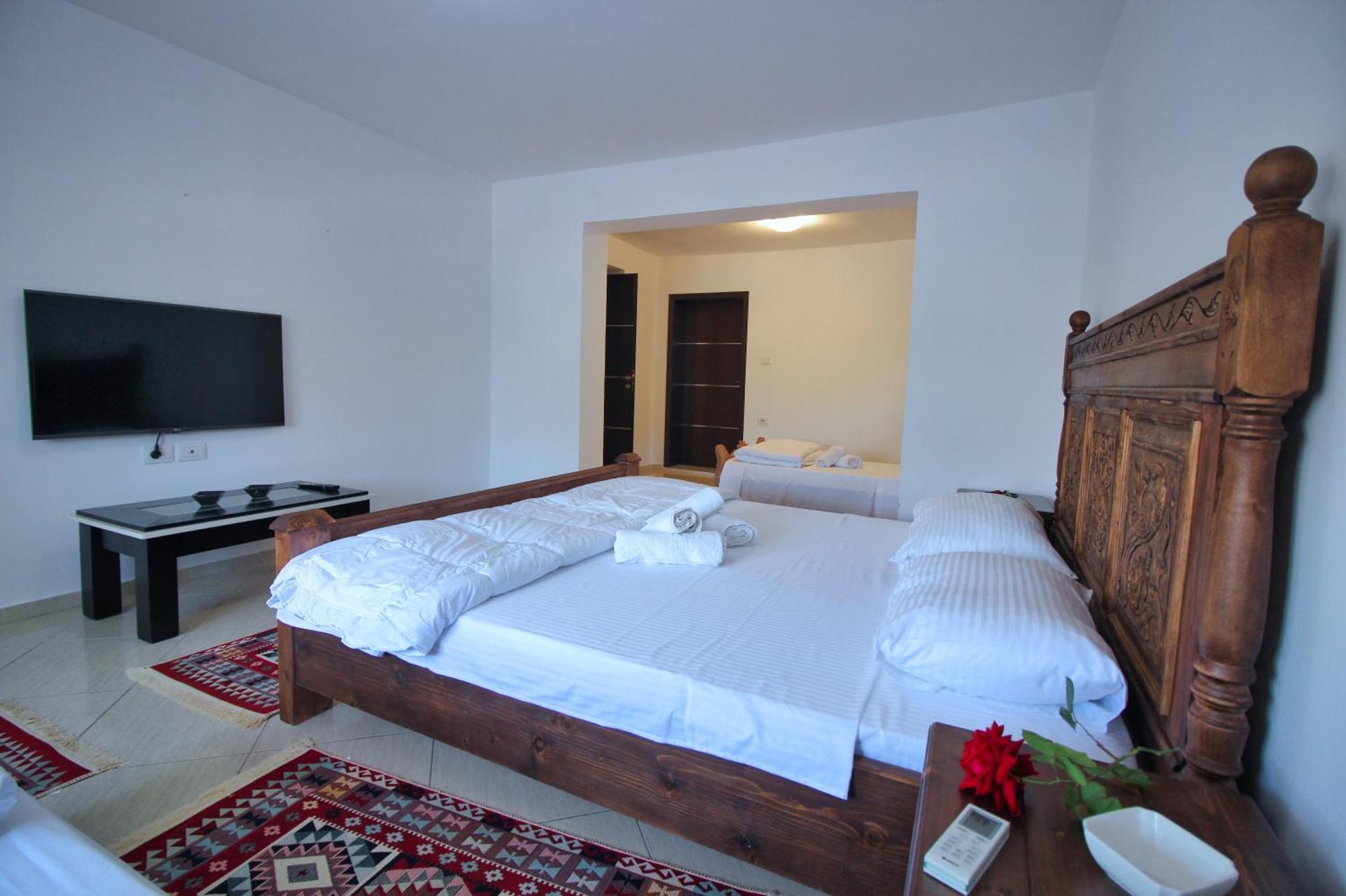 Guri Guesthouse Gjirokaster Bagian luar foto
