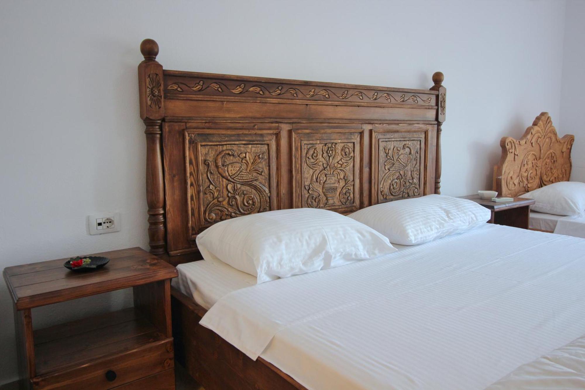 Guri Guesthouse Gjirokaster Bagian luar foto