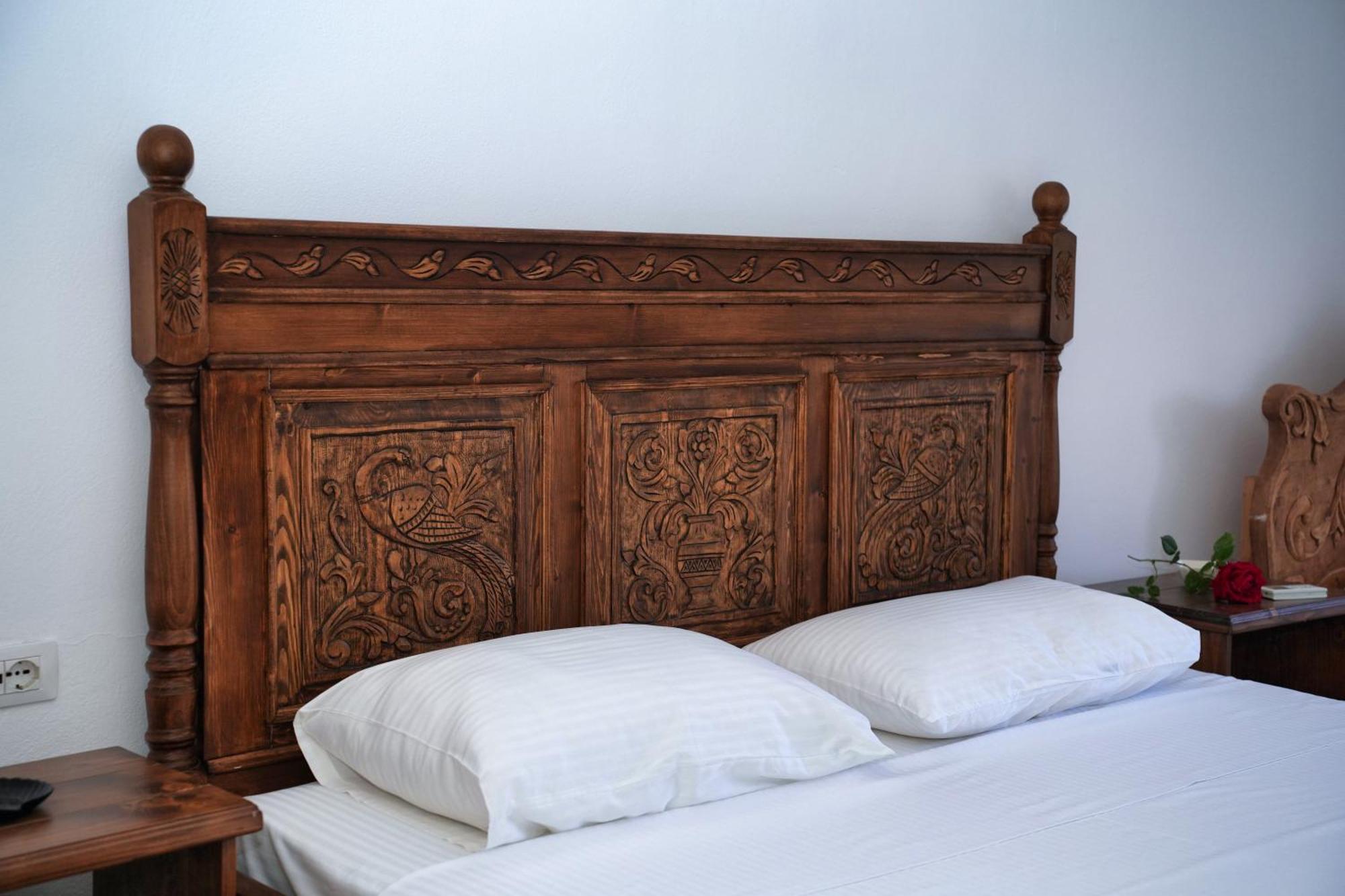 Guri Guesthouse Gjirokaster Bagian luar foto