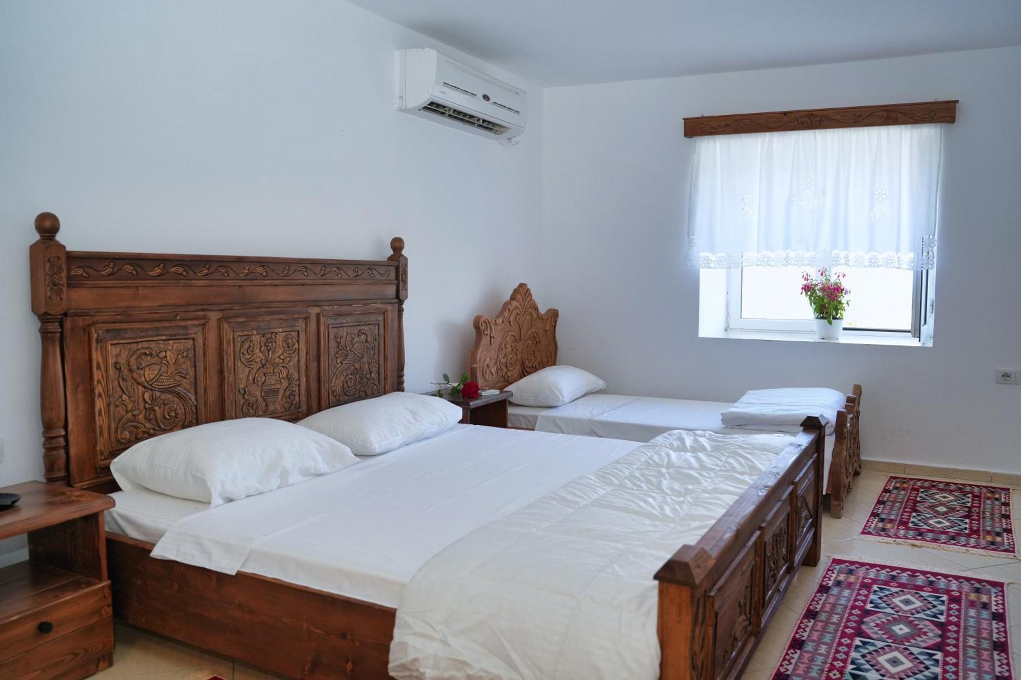 Guri Guesthouse Gjirokaster Bagian luar foto