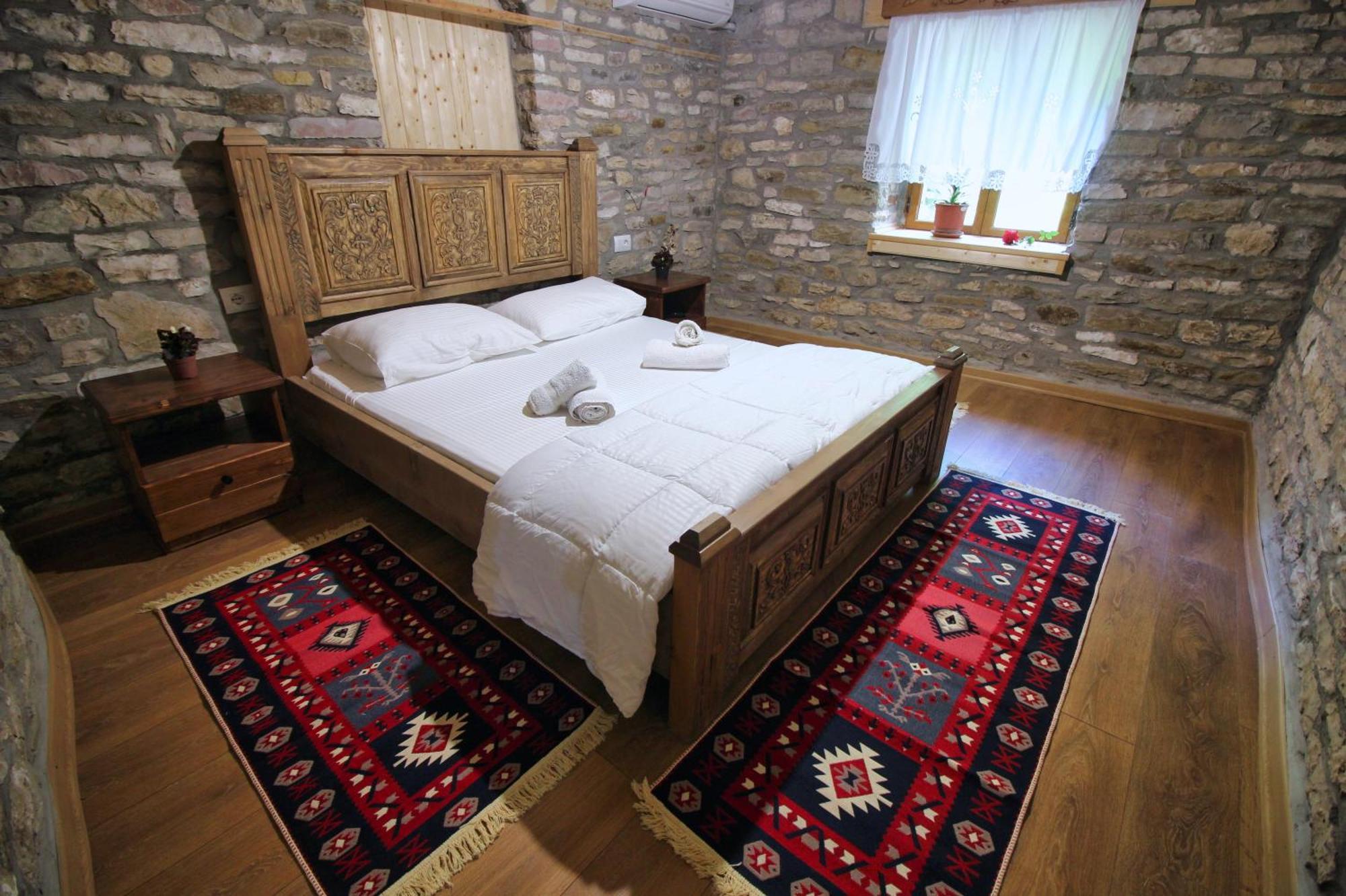 Guri Guesthouse Gjirokaster Bagian luar foto