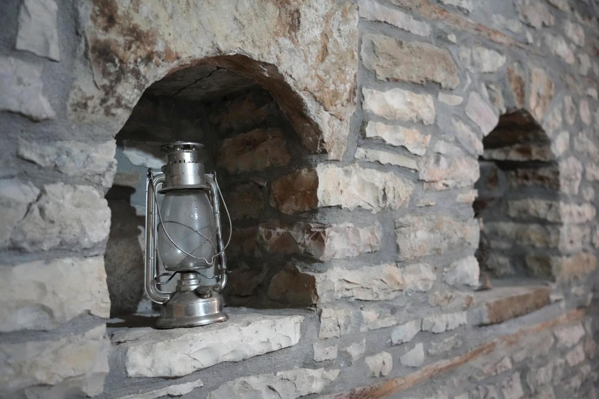 Guri Guesthouse Gjirokaster Bagian luar foto