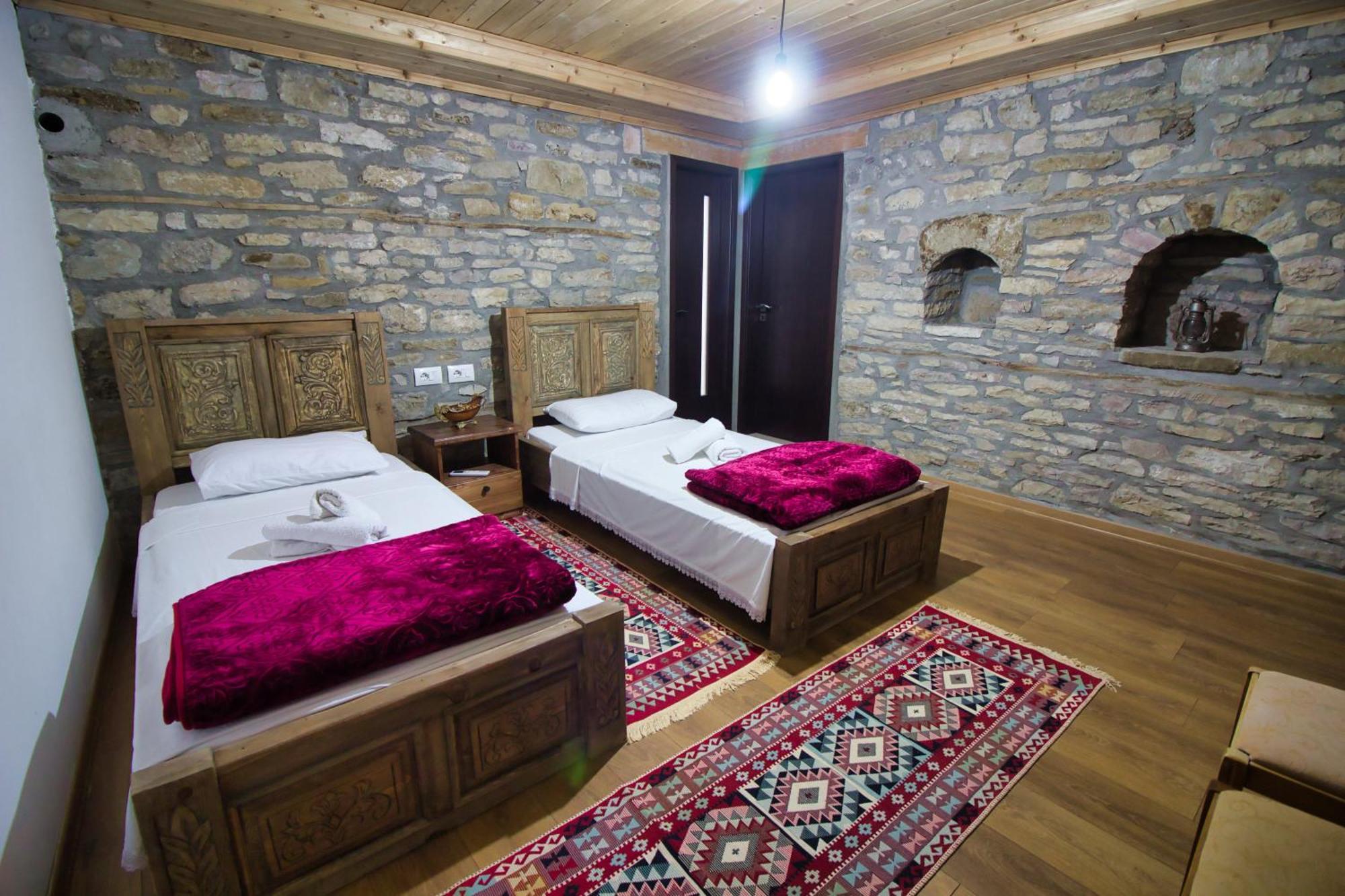Guri Guesthouse Gjirokaster Bagian luar foto