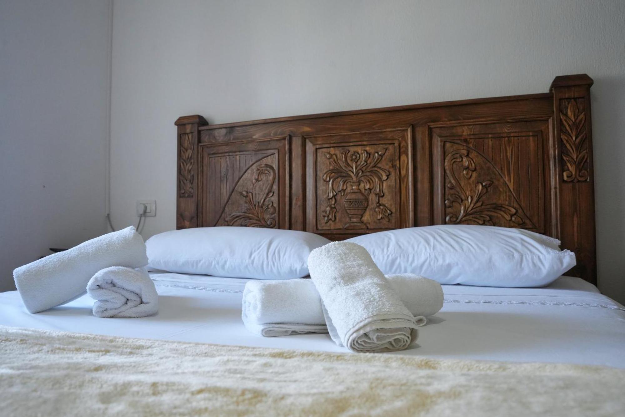 Guri Guesthouse Gjirokaster Bagian luar foto