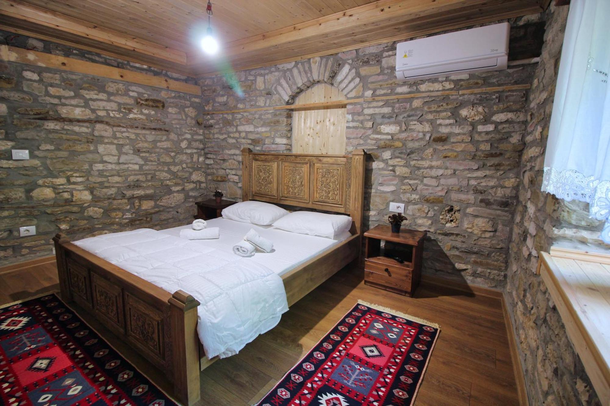 Guri Guesthouse Gjirokaster Bagian luar foto