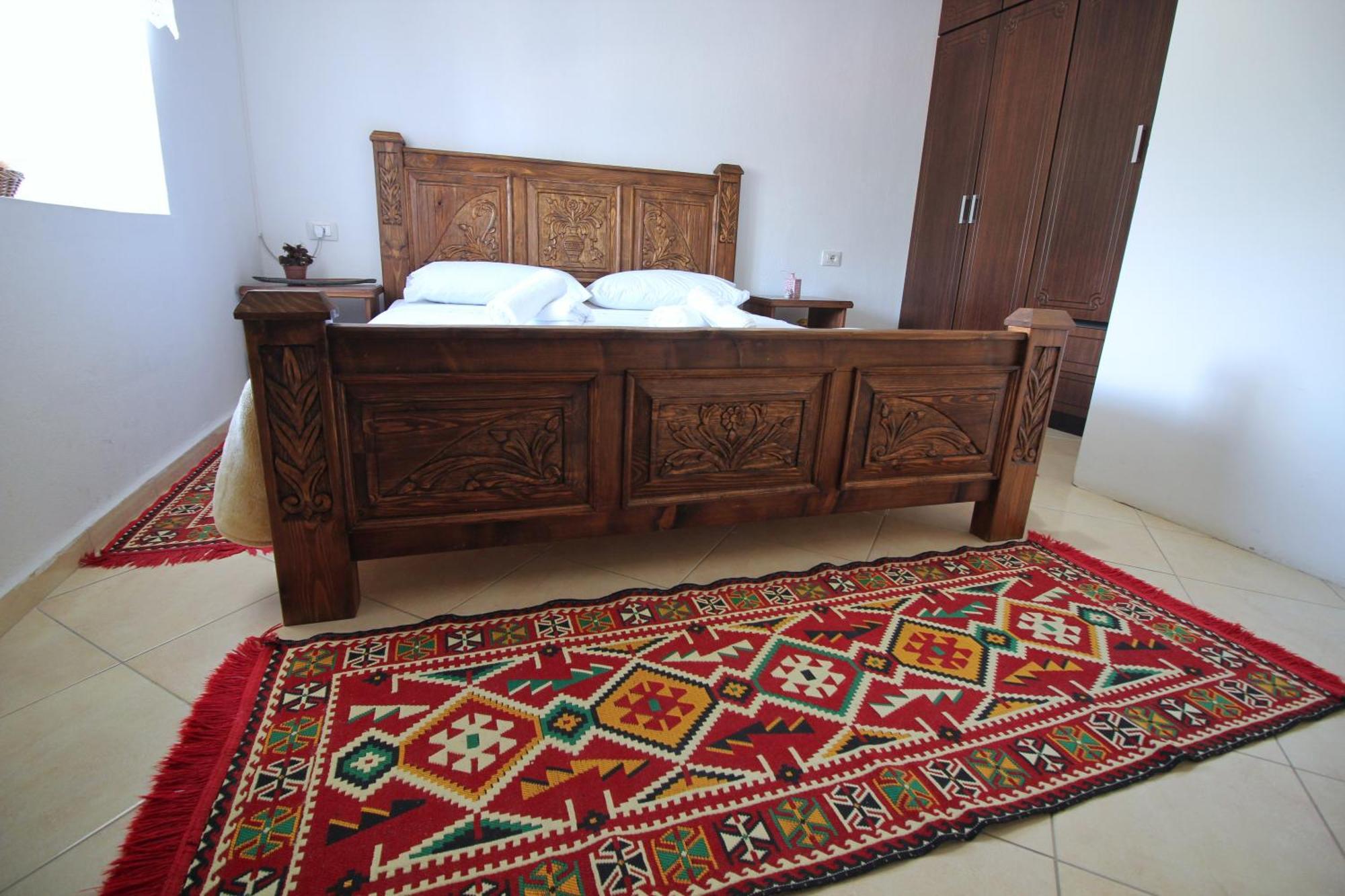 Guri Guesthouse Gjirokaster Bagian luar foto