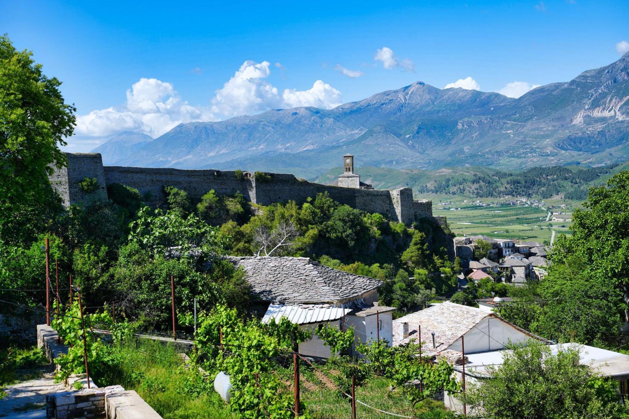 Guri Guesthouse Gjirokaster Bagian luar foto