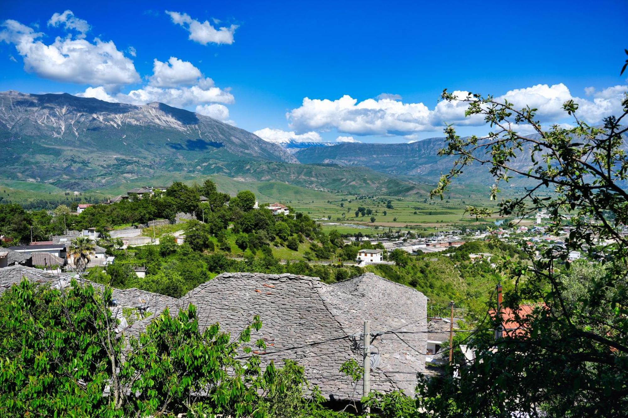 Guri Guesthouse Gjirokaster Bagian luar foto