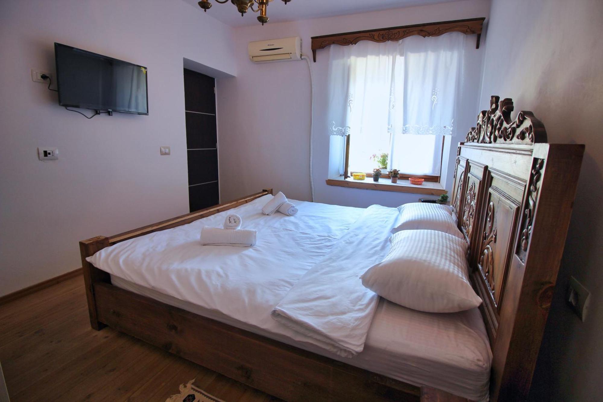 Guri Guesthouse Gjirokaster Bagian luar foto