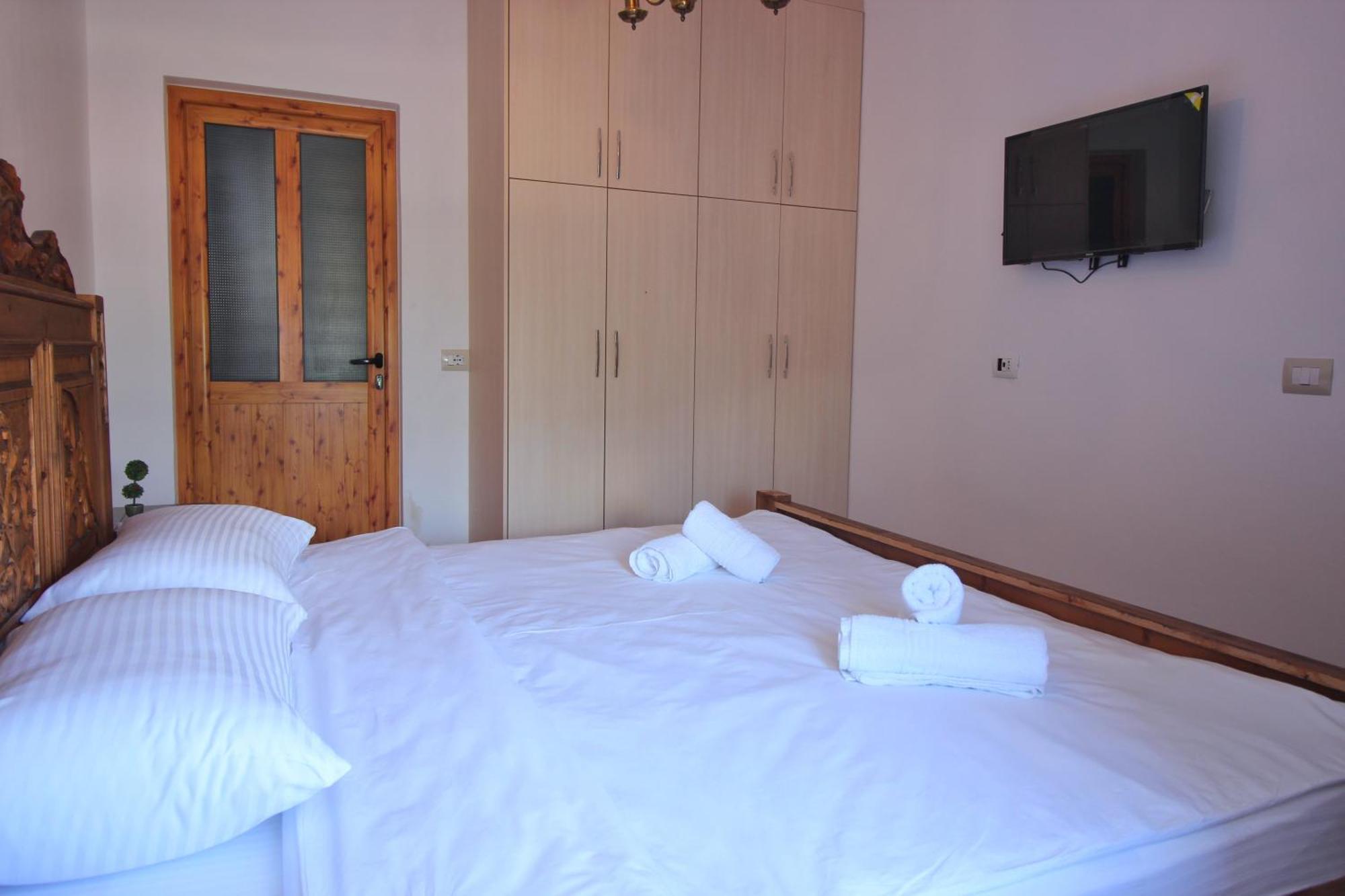 Guri Guesthouse Gjirokaster Bagian luar foto