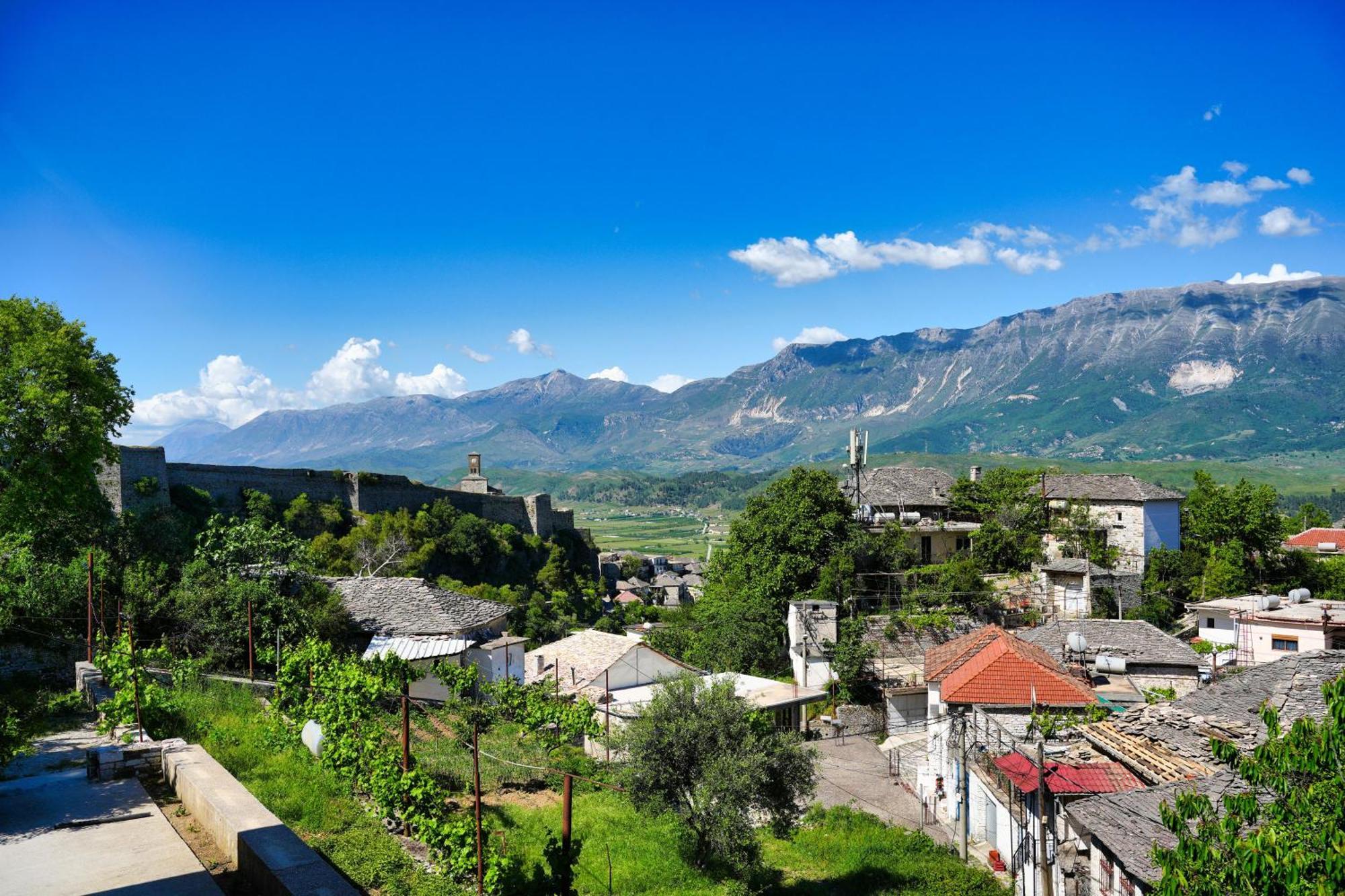 Guri Guesthouse Gjirokaster Bagian luar foto