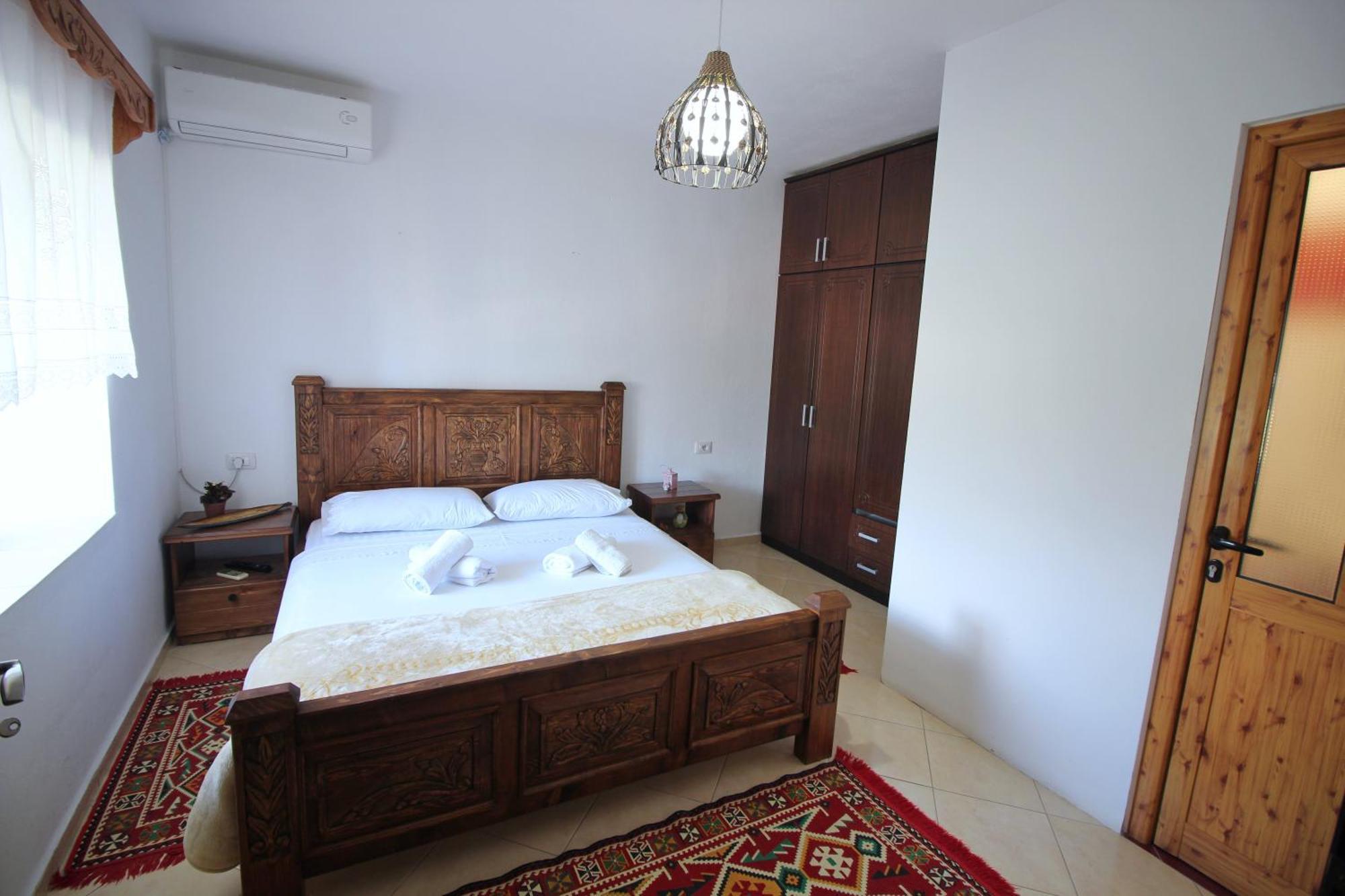 Guri Guesthouse Gjirokaster Bagian luar foto