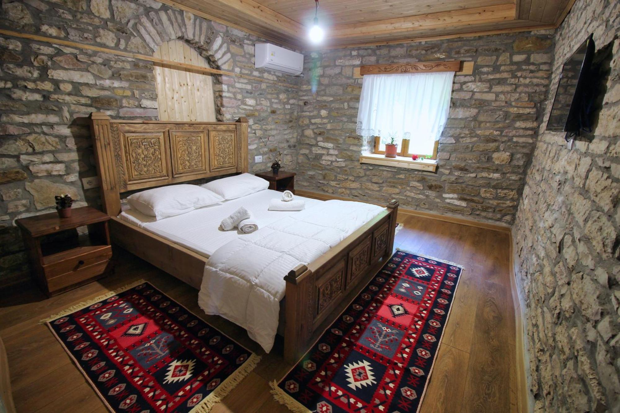 Guri Guesthouse Gjirokaster Bagian luar foto