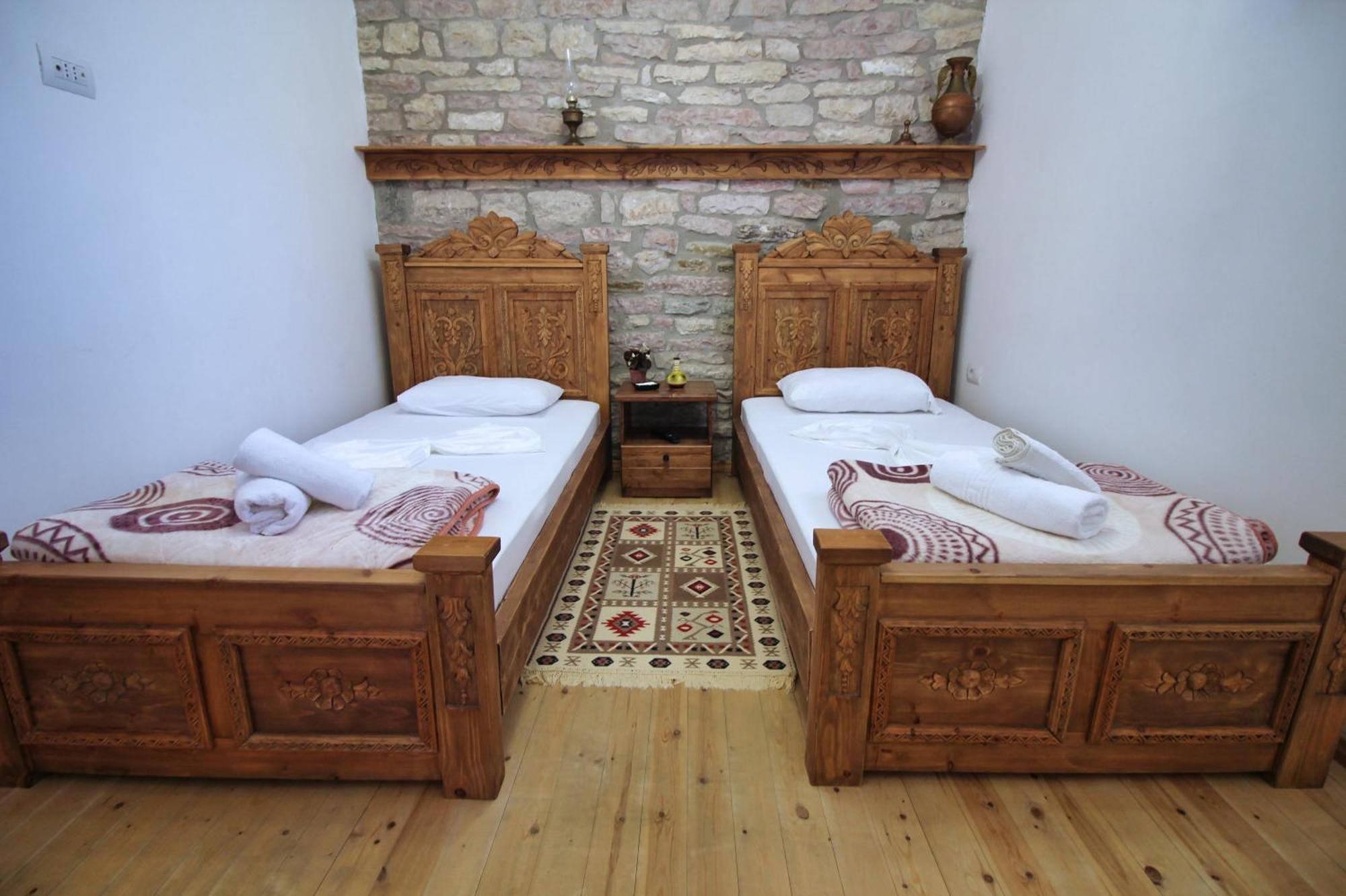 Guri Guesthouse Gjirokaster Bagian luar foto