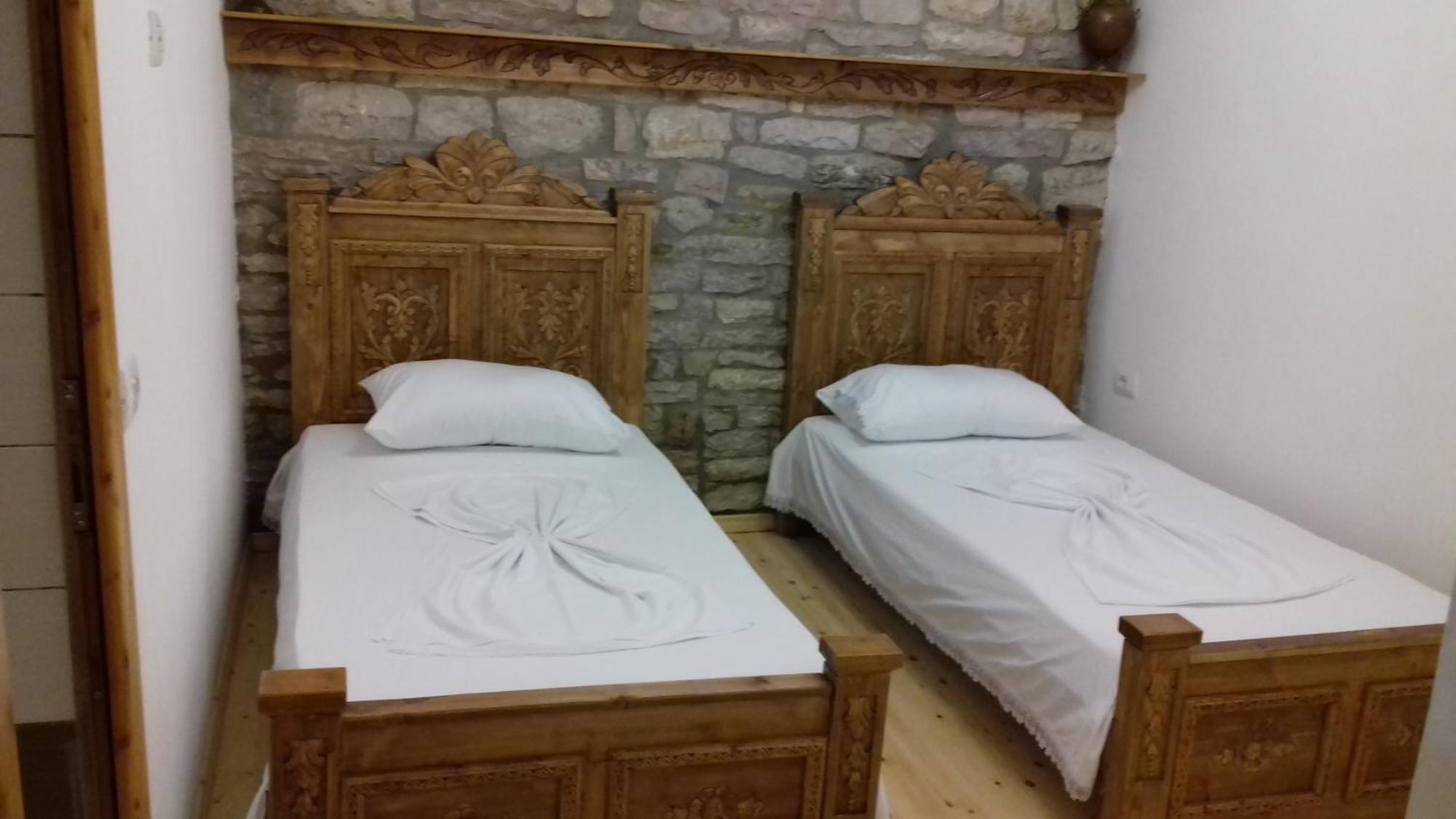 Guri Guesthouse Gjirokaster Bagian luar foto