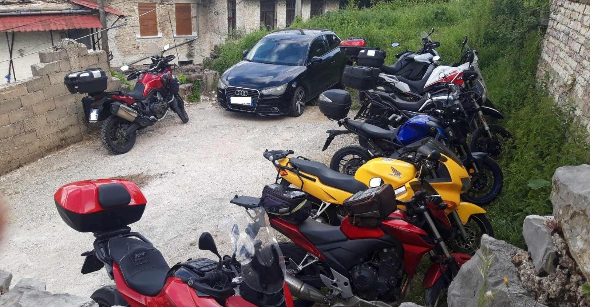 Guri Guesthouse Gjirokaster Bagian luar foto