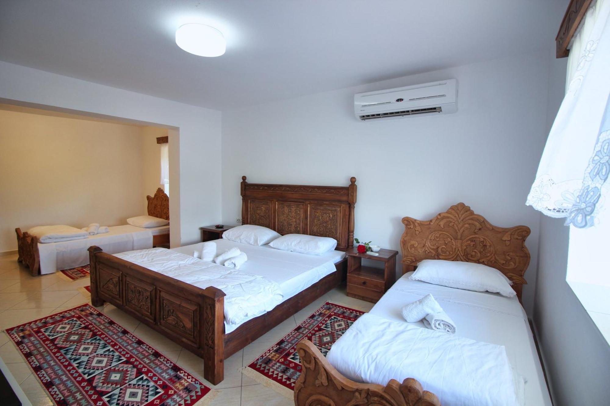 Guri Guesthouse Gjirokaster Ruang foto