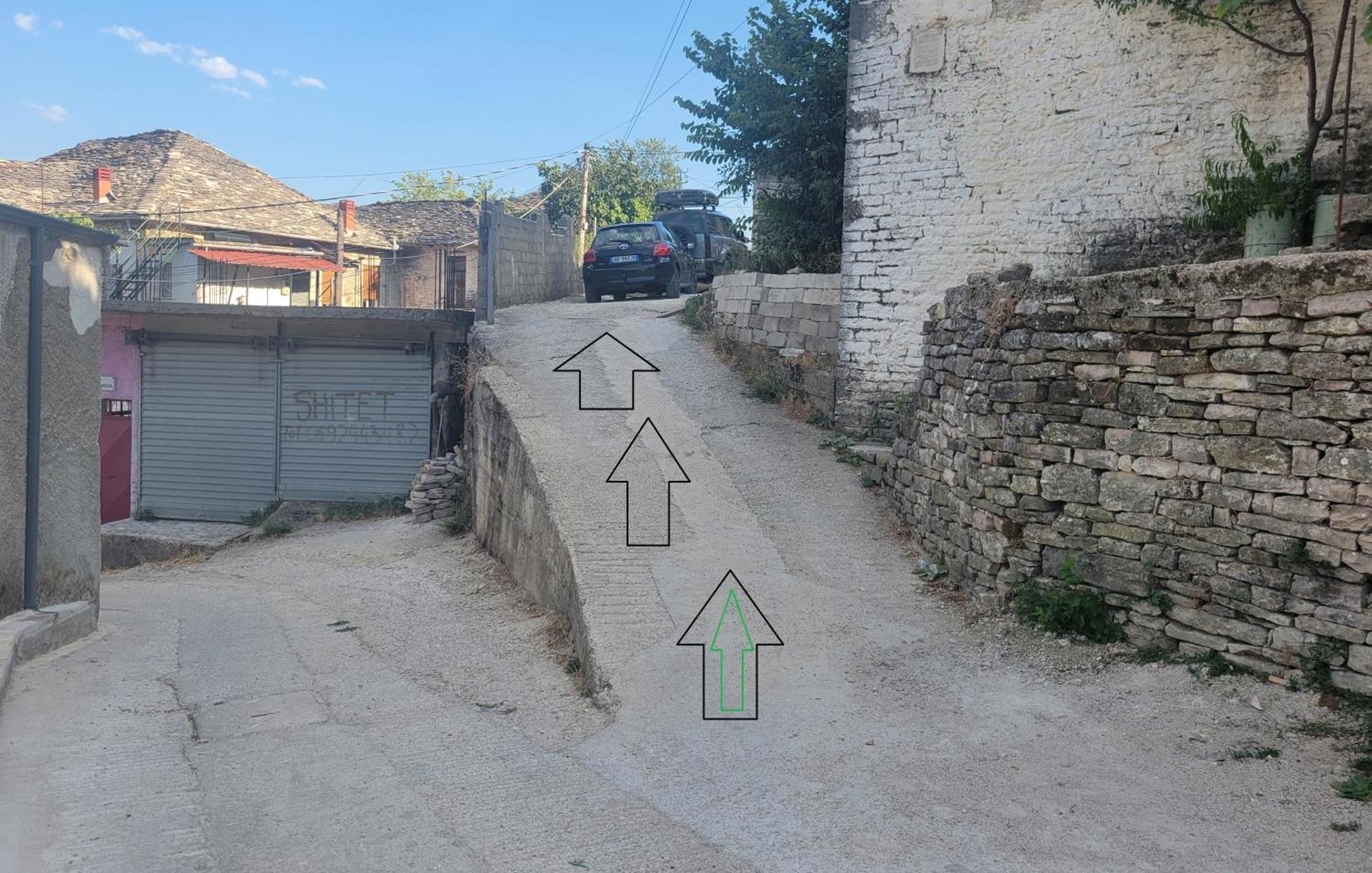 Guri Guesthouse Gjirokaster Bagian luar foto