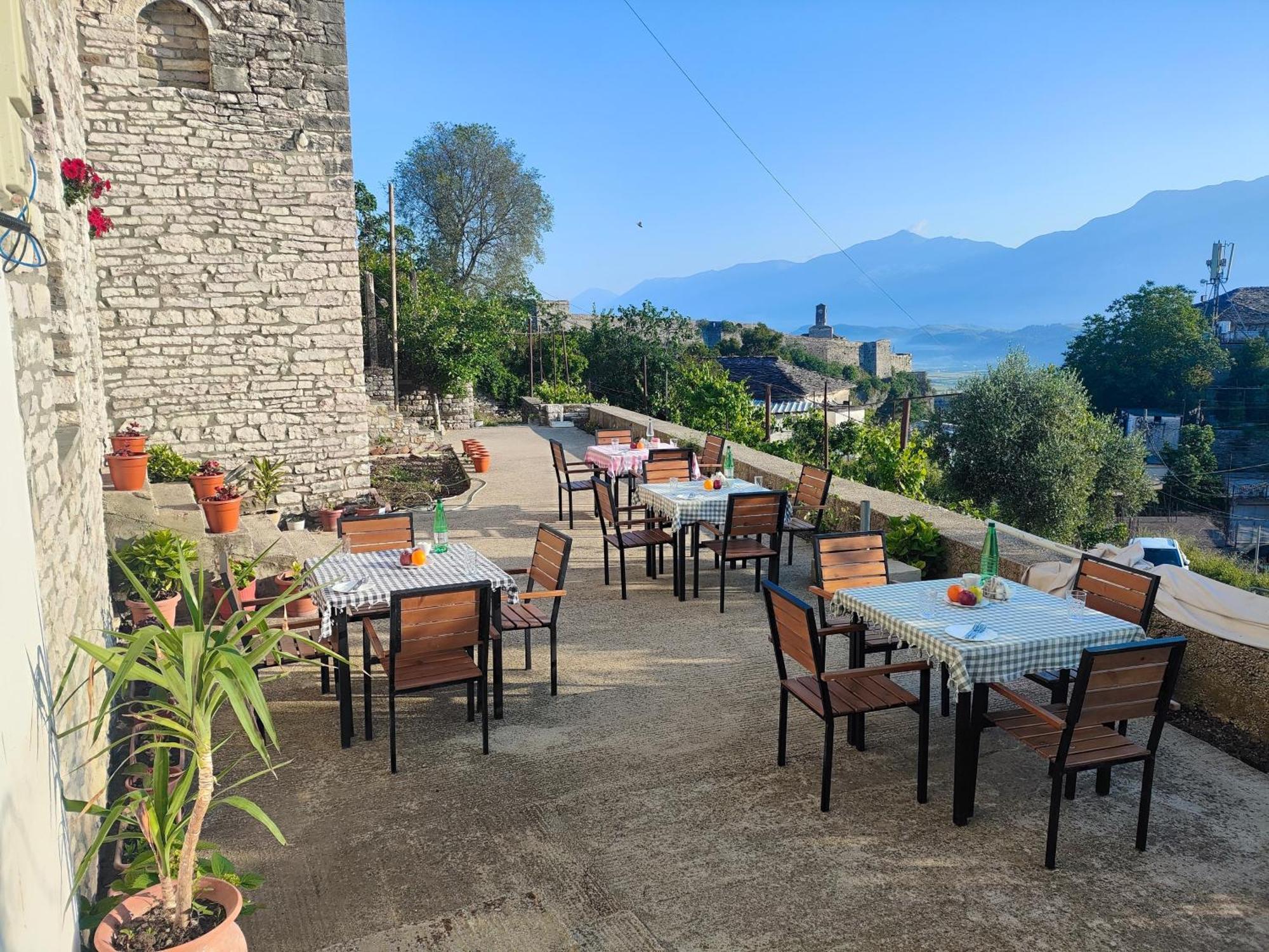 Guri Guesthouse Gjirokaster Bagian luar foto